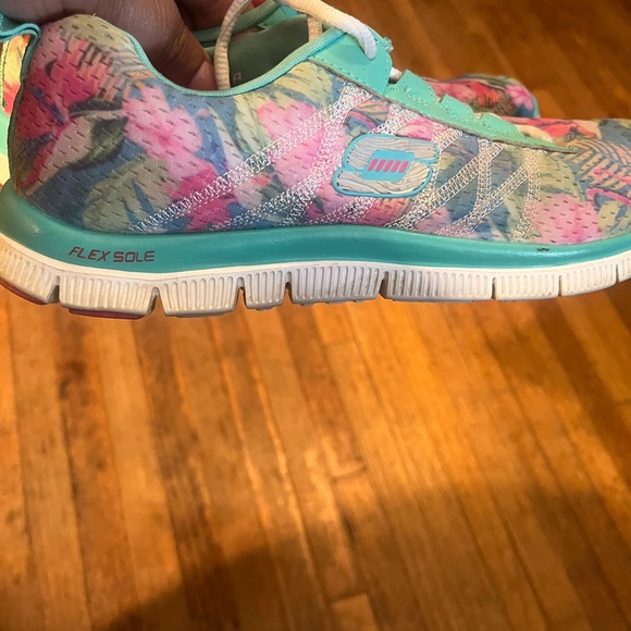 Skechers Lightweight Memory Foam Women’s Sneakers Size 7 Comfort Shoes Tropical - Picture 5 of 7